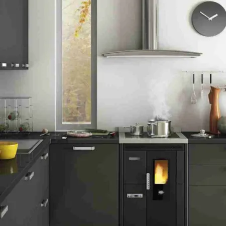 SOBA PE PELETI NINA 7.5KW - NEGRU - INCASTRABILA
